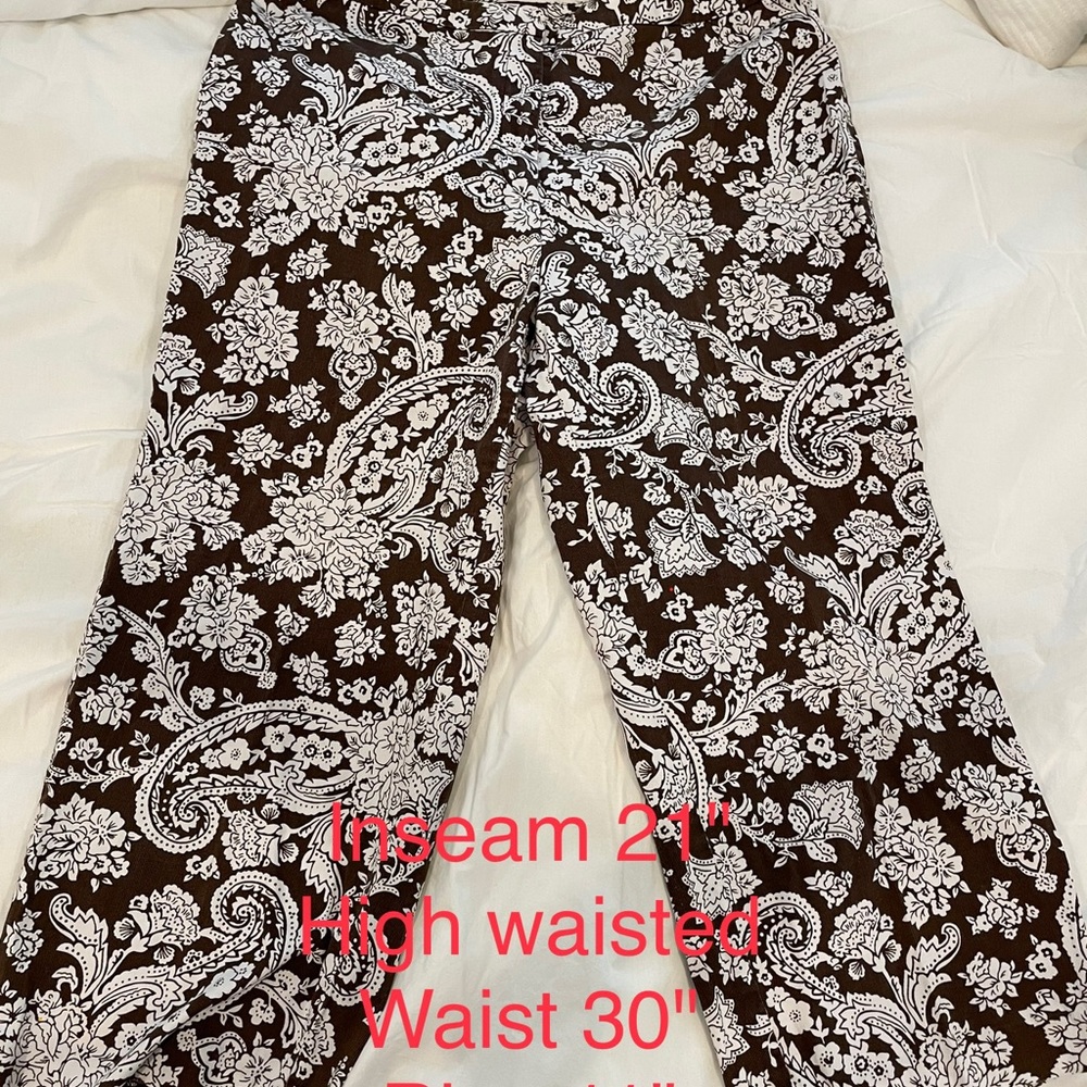 Nine & Co size 10 lightweight capri pants in floral Dk Brown & White